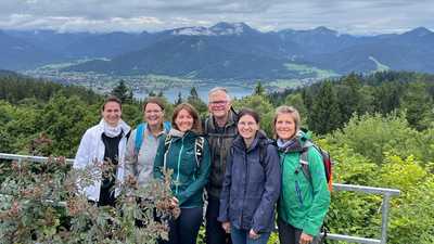 Das ISARTAL-Team vor Alpenpanorama